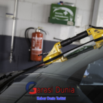 memperbaiki kaca mobil