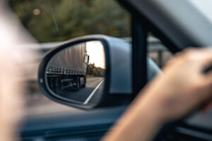 Blind spot merupakan titik buta di sekitar kendaraan yang tidak dapat dilihat langsung oleh pengemudi