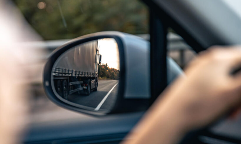 Blind spot merupakan titik buta di sekitar kendaraan yang tidak dapat dilihat langsung oleh pengemudi