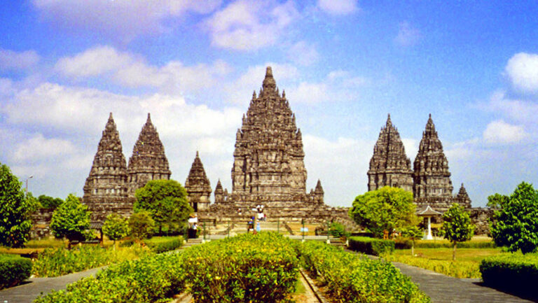 keindahan dan kekayaan Candi Prambanan