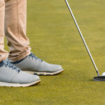 memilih stik golf