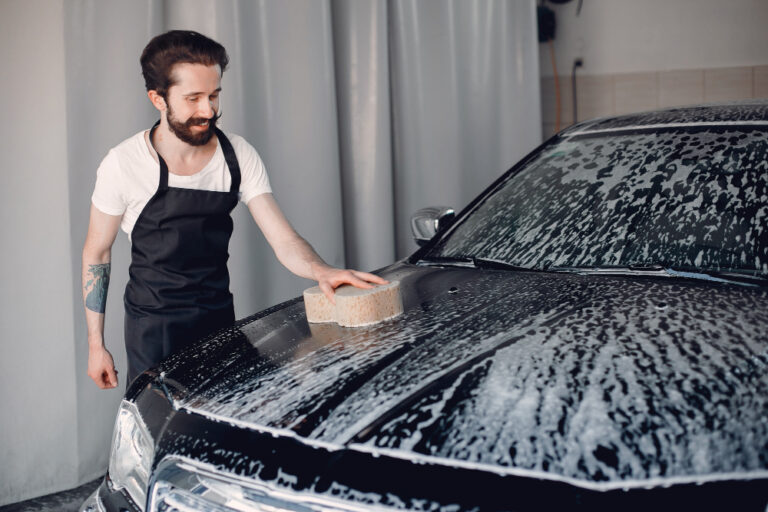 mencuci mobil di carwash