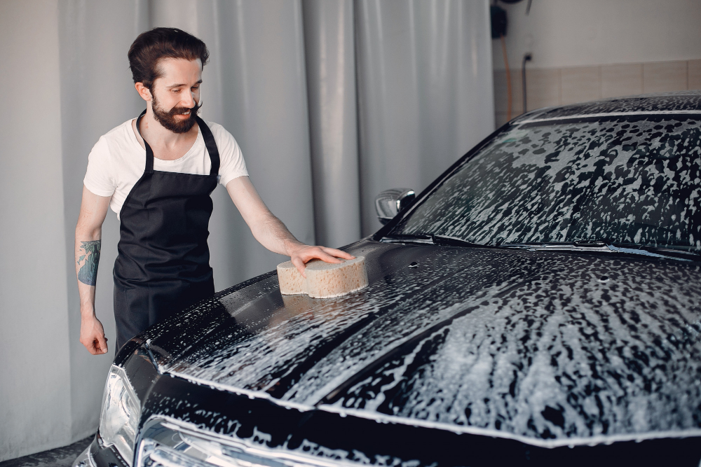 mencuci mobil di carwash