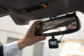mengendalikan dashcam mobil