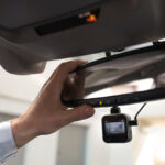 mengendalikan dashcam mobil