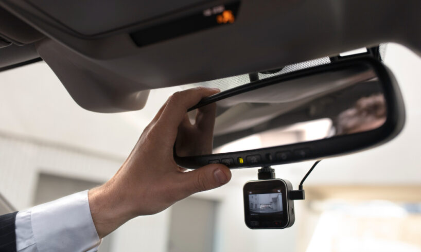 mengendalikan dashcam mobil