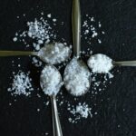 Membatasi konsumsi gula dan garam